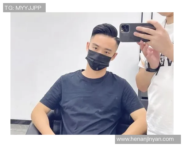 纹理烫发型如何成为男足球明星的时尚标志与个人风格的完美结合